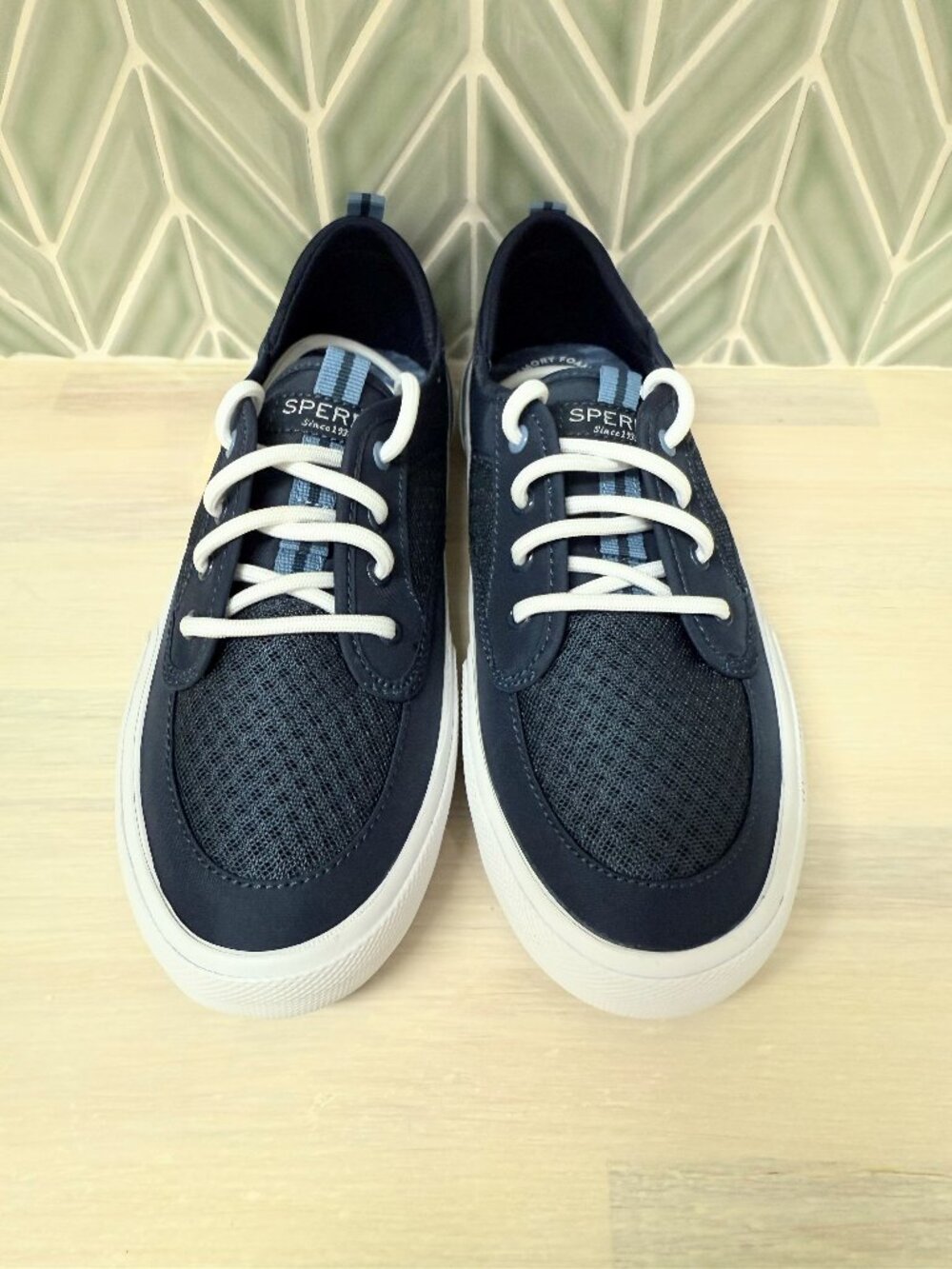 Sperry Soletide Sneakers Boys size 4 never worn